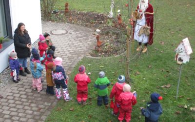 Der Nikolaus kommt das Kinderhaus besuchen